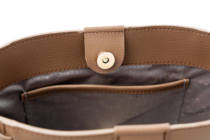 Vince Camuto Pantheon - Mink Borsos bandolera de piel de polivinilo en color visón
